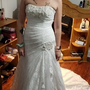 Elegant White Strapless Lace Wedding Dress